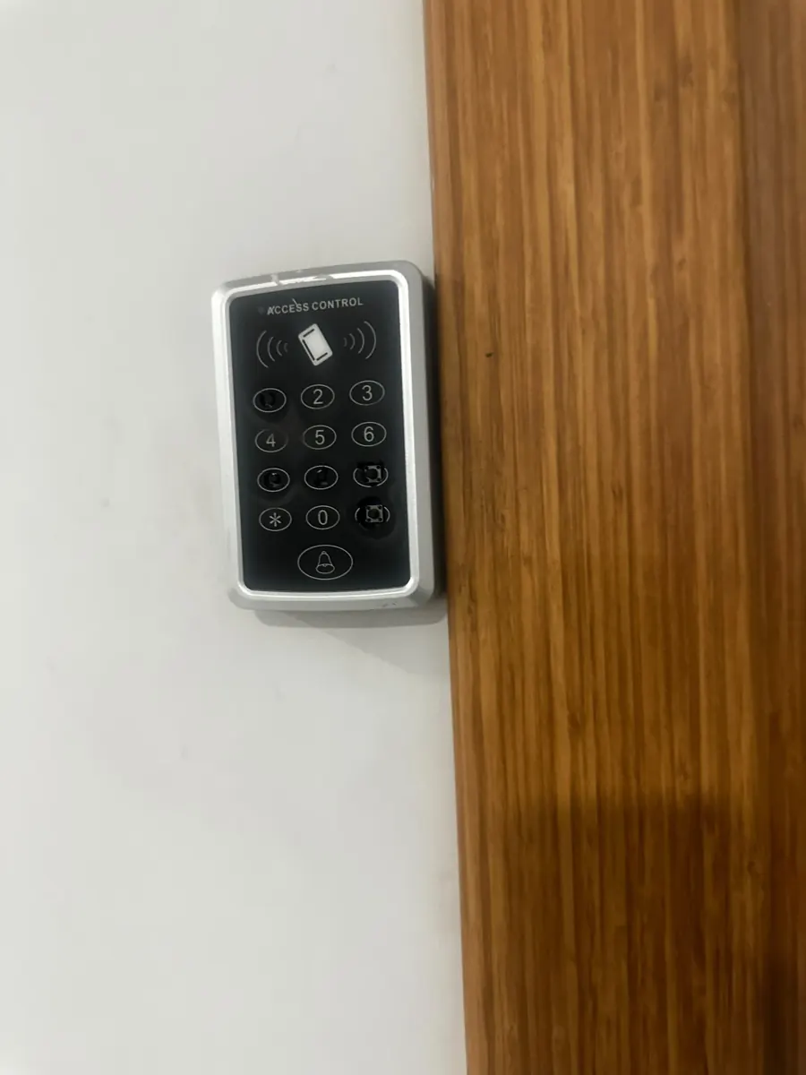Duvara monte kartlı ve şifreli geçiş kontrol okuyucusu