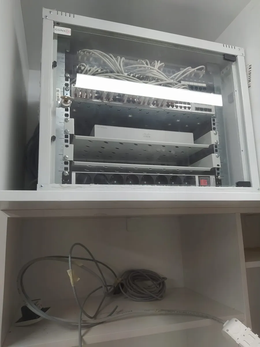 Rack kabinde patch panel, switch ve kayıt cihazı düzeni